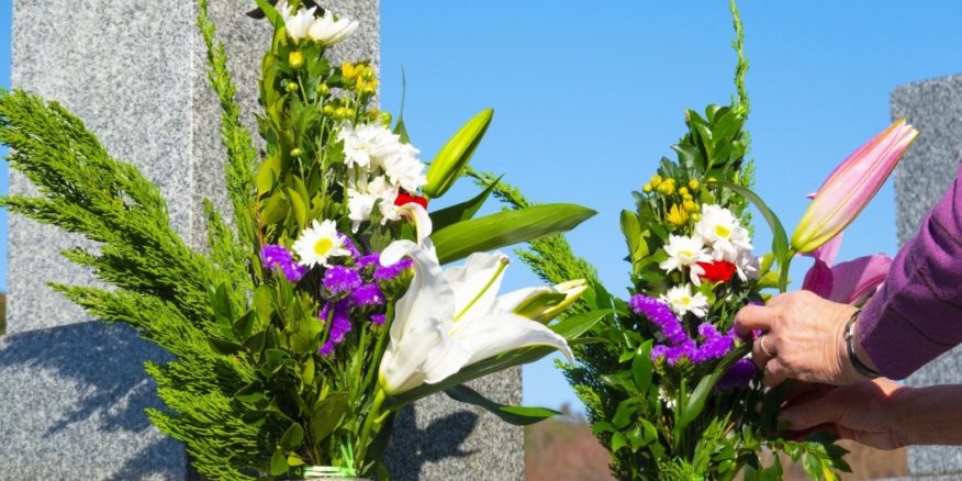 お墓参りに相応しくない花がある 花選びの注意点をご紹介 お墓 霊園 墓地 納骨堂 墓石の匠が厳選 コトナラ