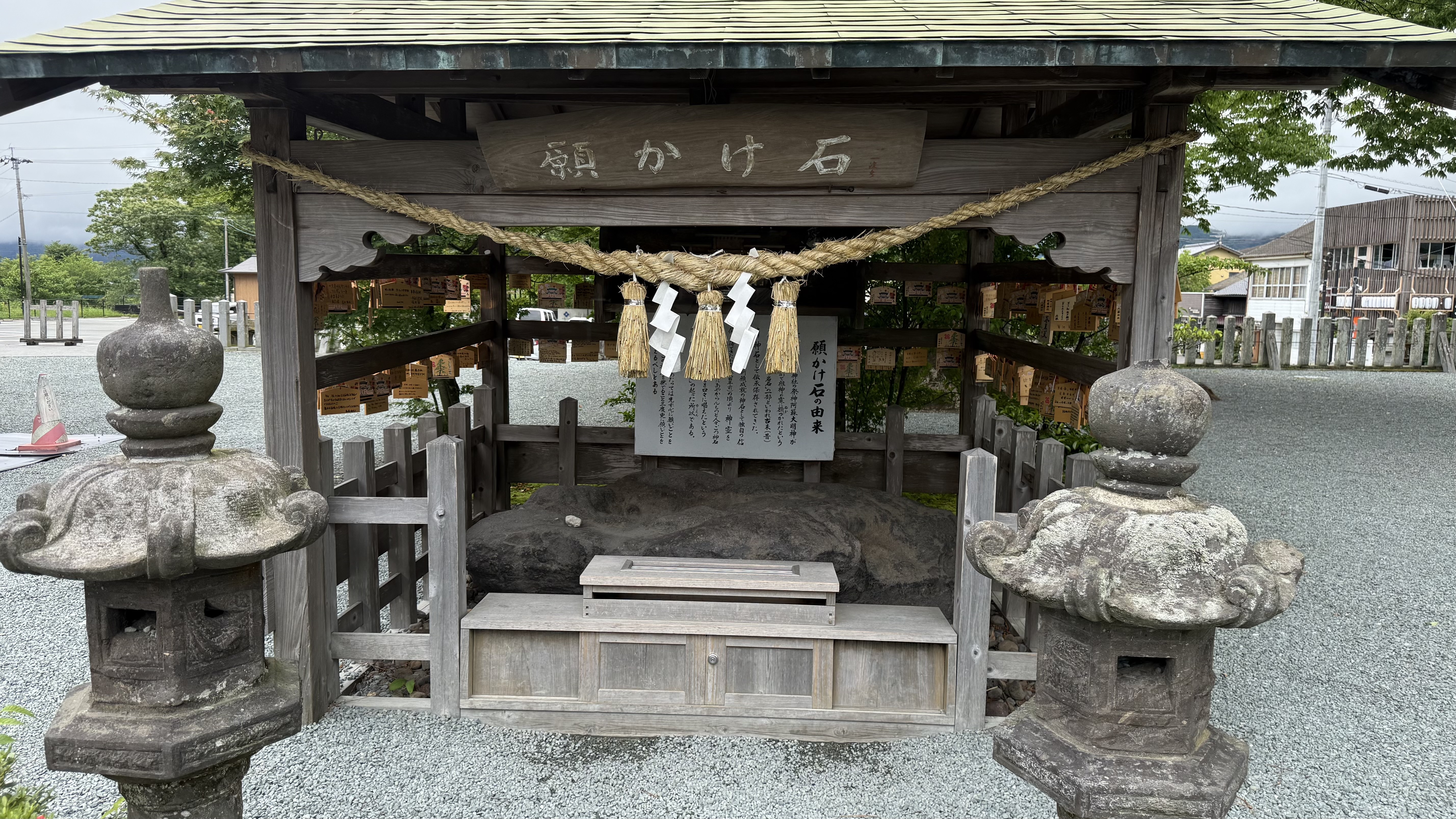 阿蘇神社の願かけ石