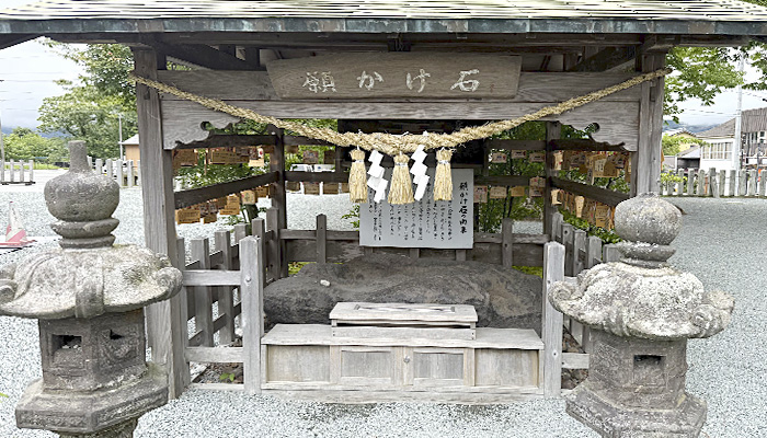 阿蘇神社の願かけ石