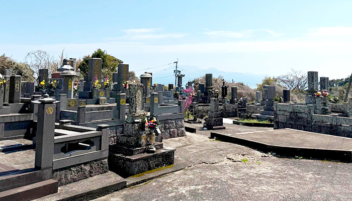 長崎県諫早市の現地にて、測量や新規建立の打ち合わせに同席させていただきました